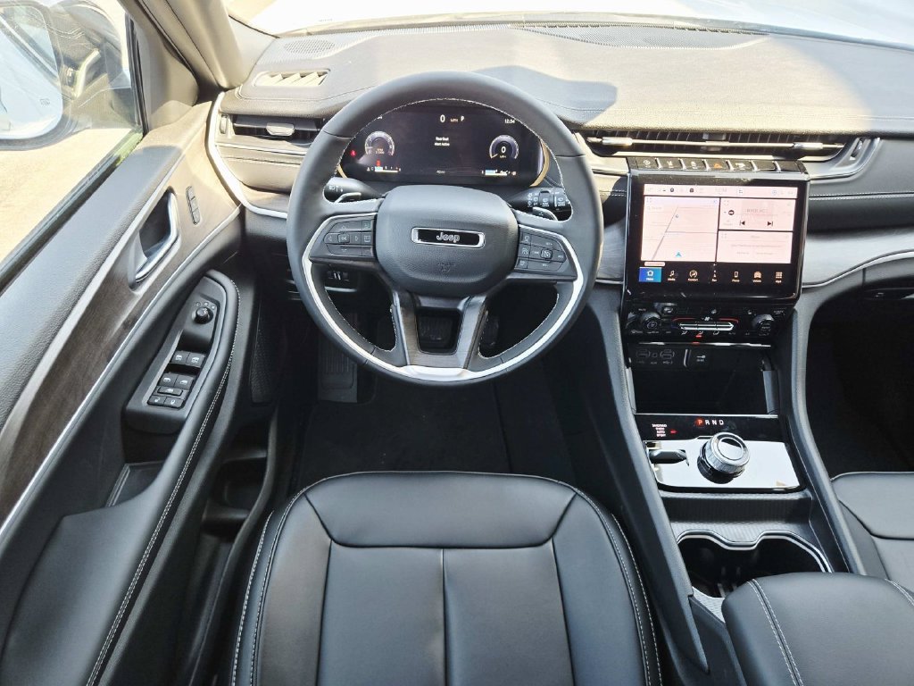 Certified 2025 Jeep Grand Cherokee Limited w/ Black Appearance Package AWD/4WD image 12