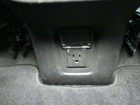 Used 2024 GMC Terrain SLE w/ Driver Convenience Package image 17