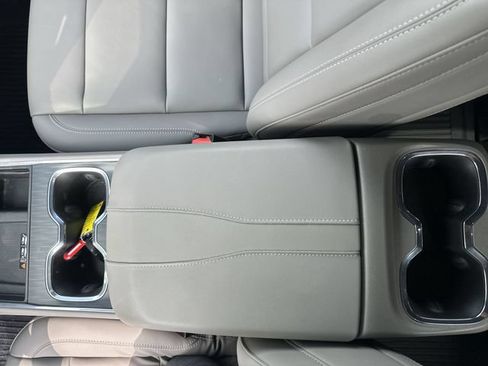 Used 2025 GMC Acadia Elevation w/ Elevation Premium Package FWD image 19