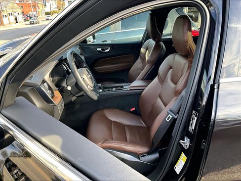 Used 2022 Volvo XC60 B5 Momentum AWD/4WD image 10