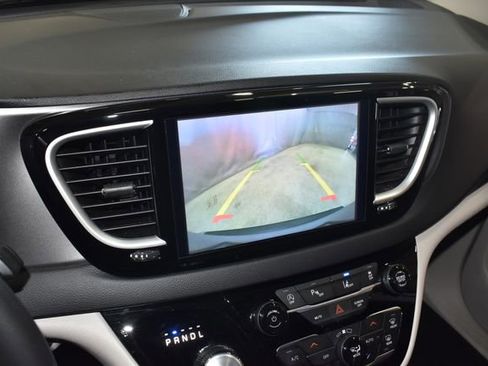 Used 2024 Chrysler Pacifica Touring-L image 15