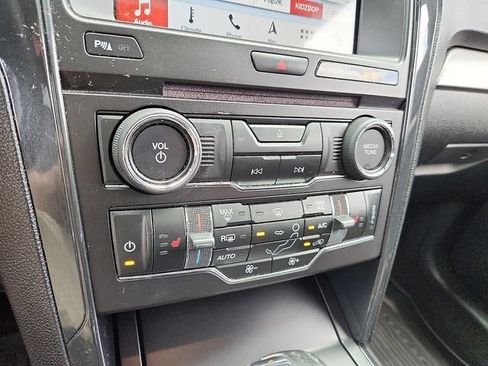 Used 2018 Ford Explorer XLT w/ Equipment Group 202A AWD/4WD image 17