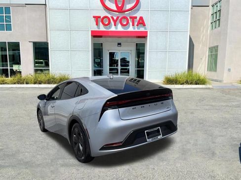 Used 2023 Toyota Prius LE FWD image 5