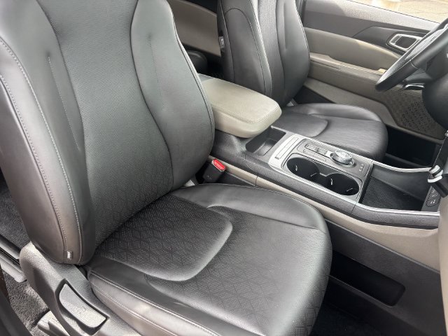 Used 2026 Kia Carnival LXS FWD image 10