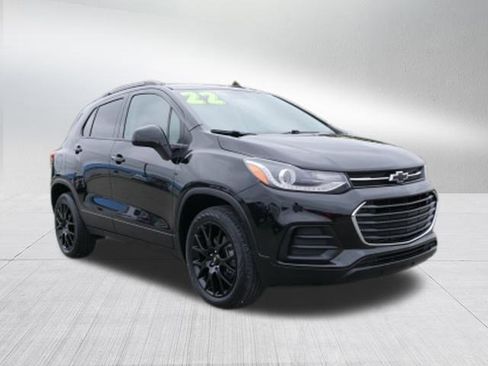 Certified 2022 Chevrolet Trax LT w/ Midnight Edition image 9