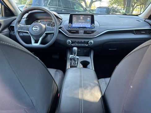 Used 2025 Nissan Altima 2.5 SV FWD image 41