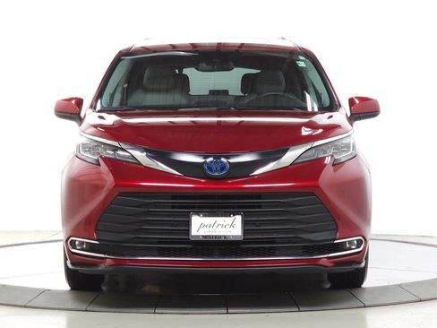 Used 2022 Toyota Sienna XLE w/ XLE Plus Package AWD/4WD image 2