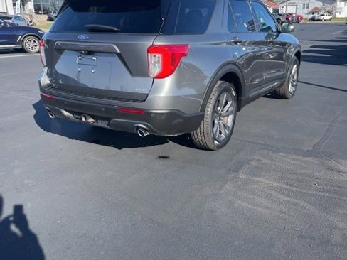Used 2022 Ford Explorer XLT w/ Equipment Group 202A image 5