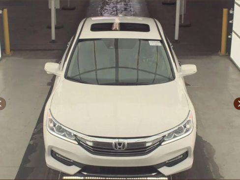 Used 2017 Honda Accord EX-L image 2