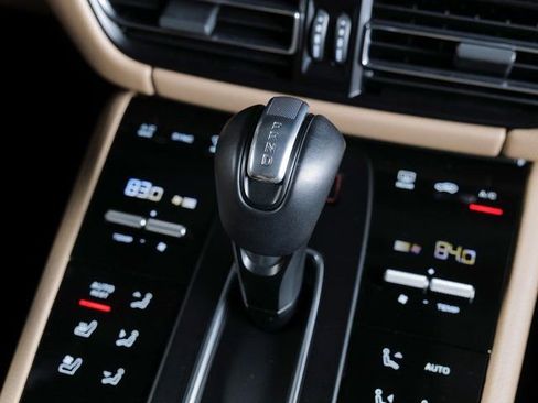 Certified 2025 Porsche Macan image 17