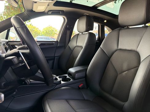Certified 2023 Porsche Macan AWD/4WD image 5