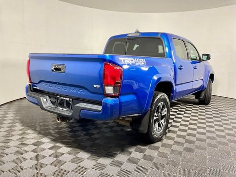 Used 2018 Toyota Tacoma TRD Sport AWD/4WD image 16