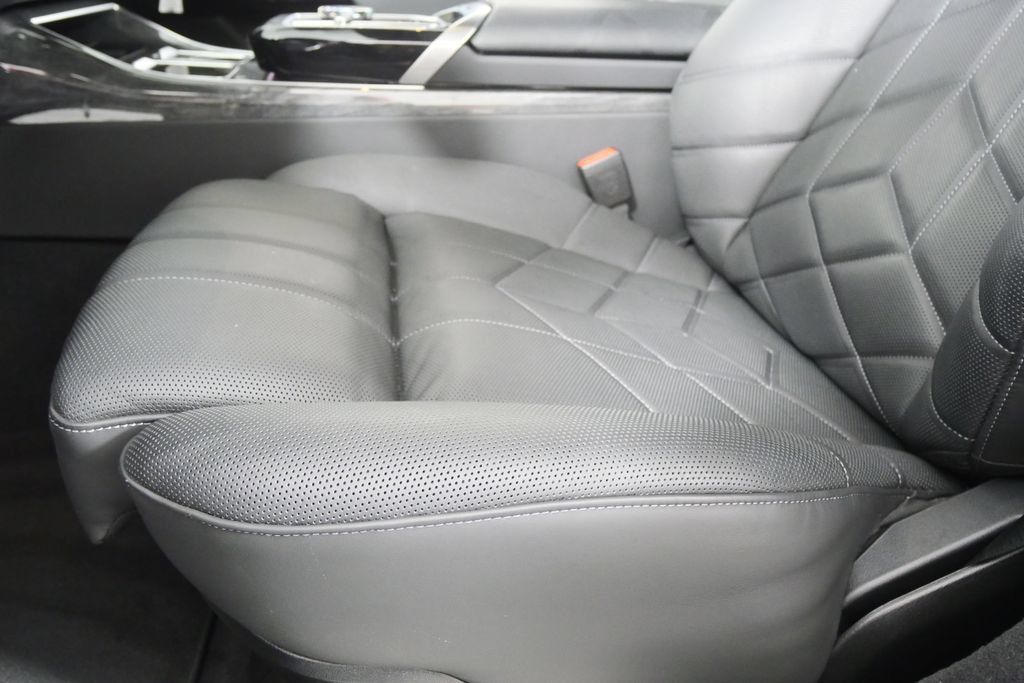 Used 2026 BMW 750e xDrive w/ Executive Package AWD/4WD image 10