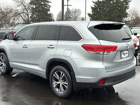 Used 2017 Toyota Highlander LE w/ Carpet Mat Package image 8