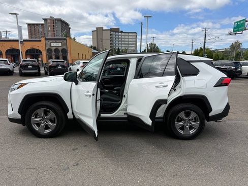 Used 2025 Toyota RAV4 XLE AWD/4WD image 17