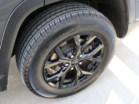 Certified 2024 Jeep Grand Cherokee Altitude image 40