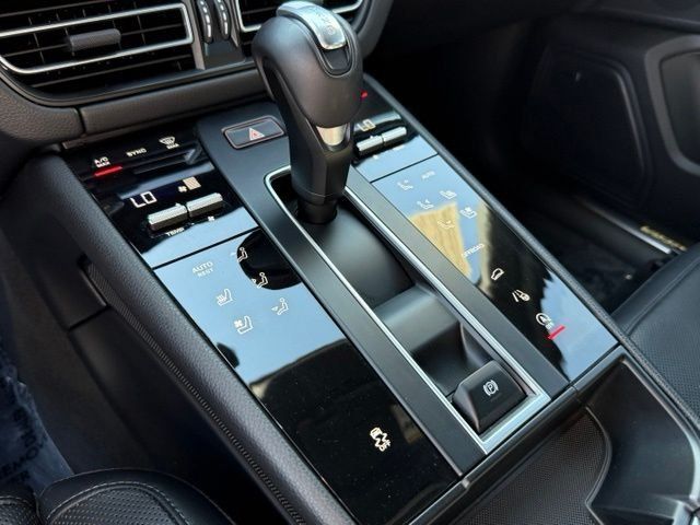 Used 2025 Porsche Macan AWD/4WD image 16