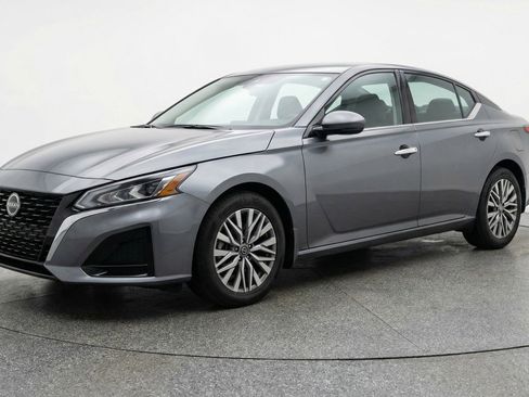 Used 2025 Nissan Altima 2.5 SV image 3