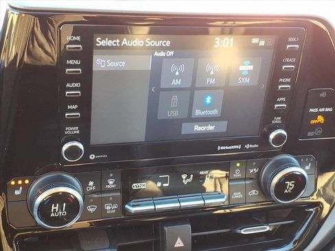 Used 2022 Toyota Highlander XLE image 25