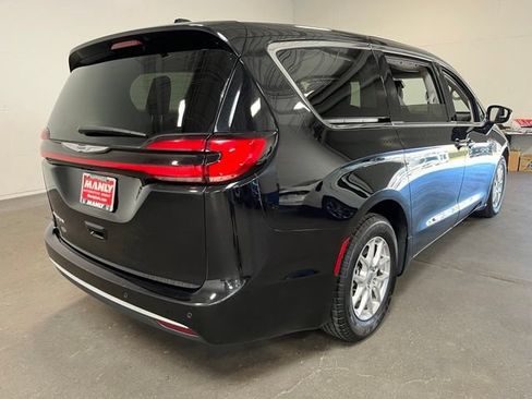 Used 2024 Chrysler Pacifica Touring-L FWD image 3