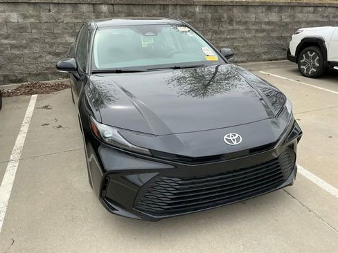 Used 2025 Toyota Camry LE image 3