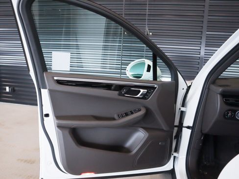 Certified 2024 Porsche Macan AWD/4WD image 23