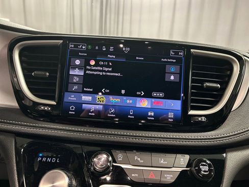 Used 2024 Chrysler Pacifica Touring-L w/ S Appearance Package image 17