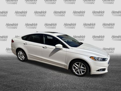 Used 2016 Ford Fusion SE w/ Equipment Group 202A image 2