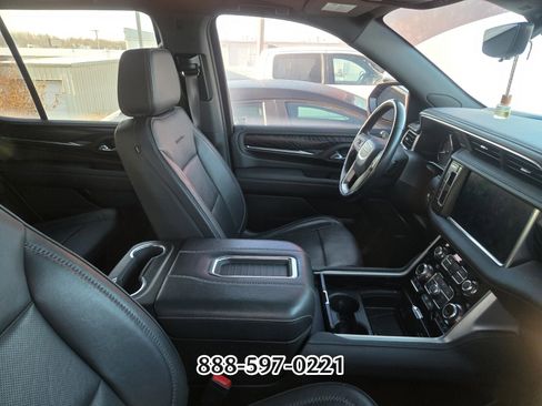 Used 2021 GMC Yukon Denali w/ Denali Premium Package image 7