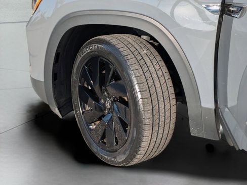 Certified 2024 Volkswagen Atlas Cross Sport SE w/ Panoramic Sunroof Package image 33