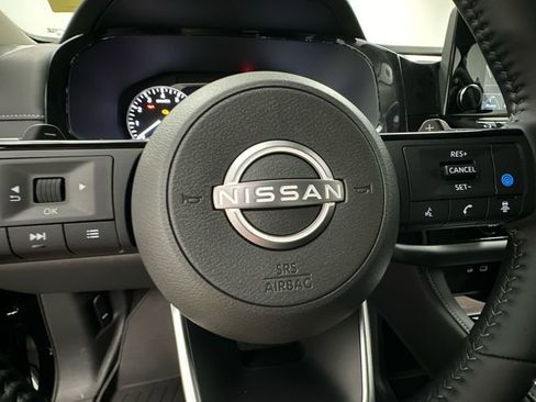 Used 2024 Nissan Pathfinder SL w/ Black Appearance Package AWD/4WD image 17