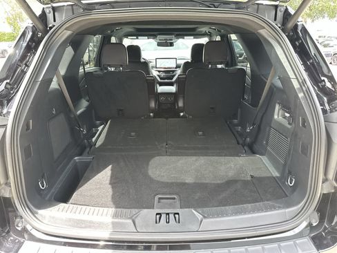 Used 2025 Ford Explorer Platinum RWD image 17