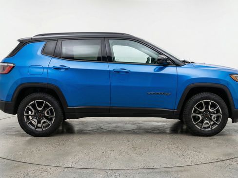 Used 2025 Jeep Compass Trailhawk image 11