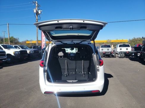 New 2025 Chrysler Pacifica Select image 8