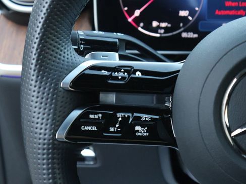 Used 2025 Mercedes-Benz GLC 300 4MATIC image 32