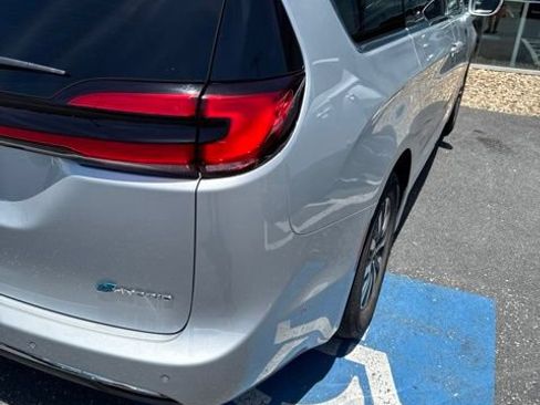 Used 2022 Chrysler Pacifica Touring-L w/ Uconnect Theater Family Group FWD image 14