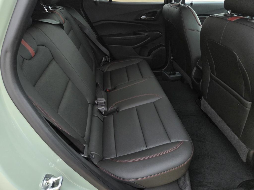 Used 2024 Chevrolet Trax RS w/ Sunroof Package FWD image 29