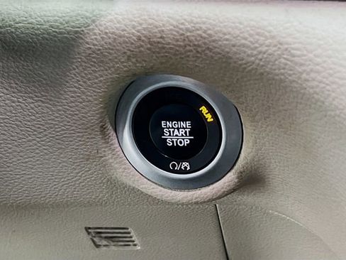 Used 2019 Chrysler Pacifica Limited FWD image 16