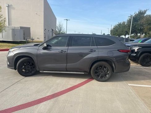 Used 2022 Toyota Highlander LE FWD image 6