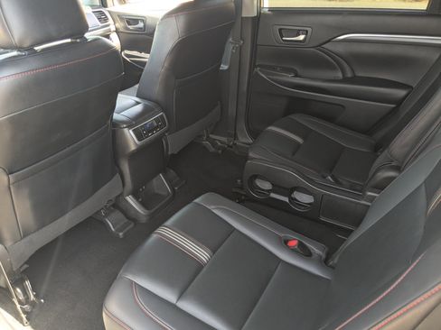 Used 2019 Toyota Highlander SE FWD image 16