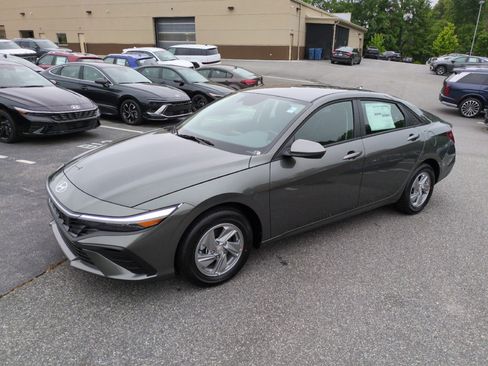 New 2026 Hyundai Elantra SE FWD image 3