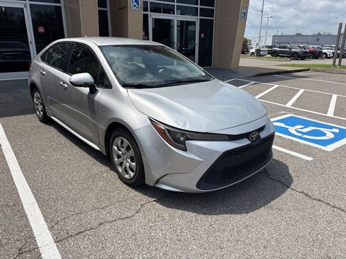 Used 2021 Toyota Corolla LE FWD image 2