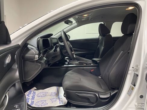 Used 2024 Hyundai Elantra SE image 17