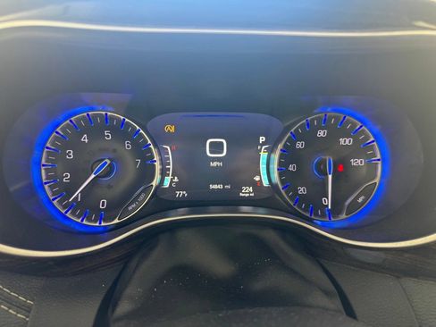 Used 2024 Chrysler Pacifica Limited FWD image 3