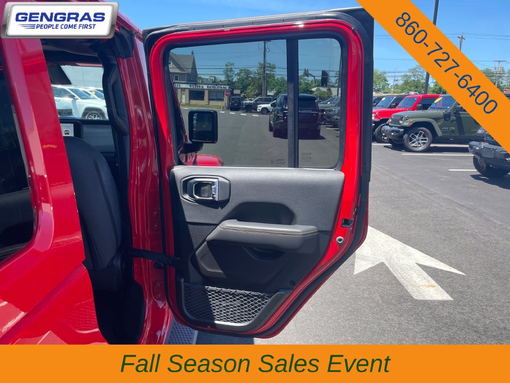 Used 2025 Jeep Wrangler Unlimited Sahara AWD/4WD image 19