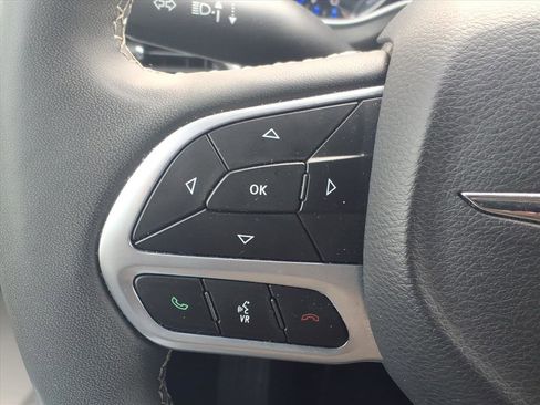 Used 2024 Chrysler Pacifica Touring-L image 19