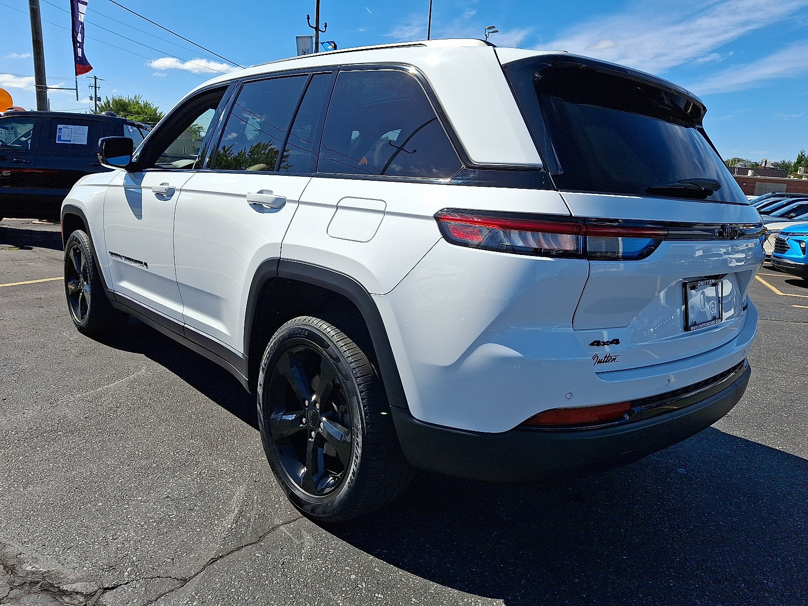 Used 2023 Jeep Grand Cherokee Limited w/ Black Appearance Package AWD/4WD image 3