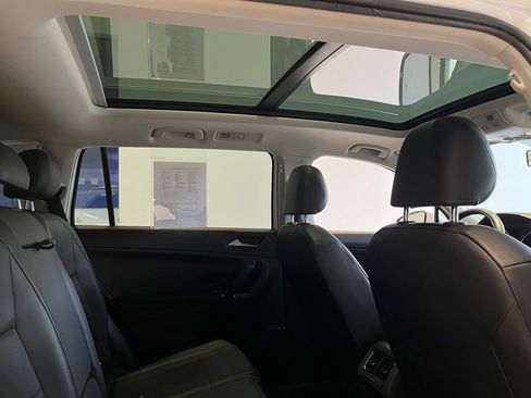 Used 2018 Volkswagen Tiguan SEL AWD/4WD image 29