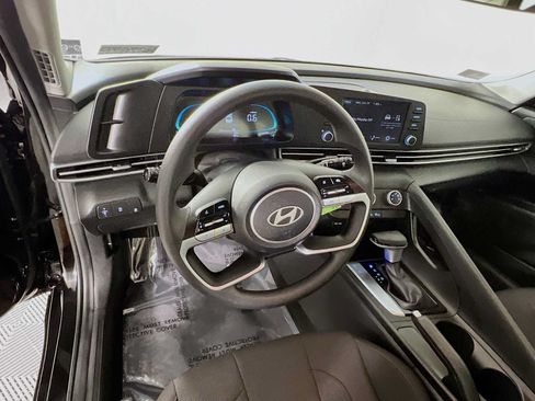 Certified 2025 Hyundai Elantra SE FWD image 11