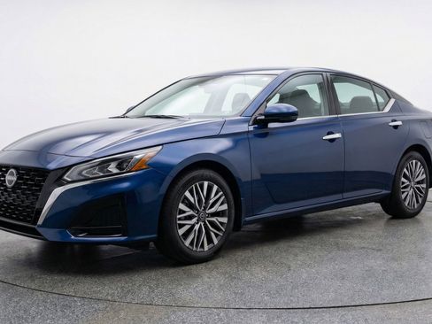 Used 2025 Nissan Altima 2.5 SV image 3